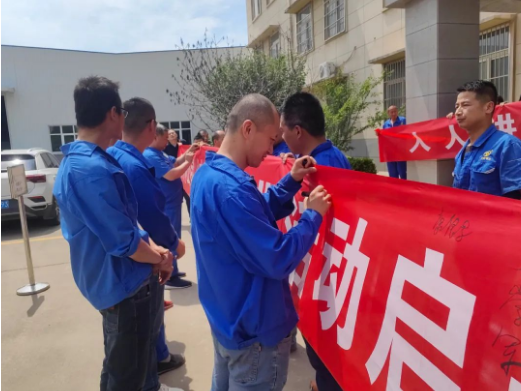 其次，他強調要進一步抓實落實，貫徹安全生產的理念、法規和手段，確保責任層層落實，每個人、每個環節、每個細節都要承擔起安全生產的責任。此外，隨著氣溫的上升，他提醒大家要特別注意安全用電、防火防爆以及防暑防疲勞等方面的工作。