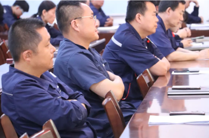 據(jù)了解，張建民通過(guò)解讀近年來(lái)發(fā)生的多起生產(chǎn)事故案例，深入分析了事故發(fā)生的原因和暴露出的問(wèn)題。他告誡學(xué)員們將這些過(guò)去的事故當(dāng)作今天的警示，將別人的事故當(dāng)作自己的寶貴經(jīng)驗(yàn)，不斷提高事故防范能力。他強(qiáng)調(diào)，通過(guò)每個(gè)人的教育和從事故中吸取的教訓(xùn)，可以不斷提升公司的安全意識(shí)和預(yù)防事故的能力。