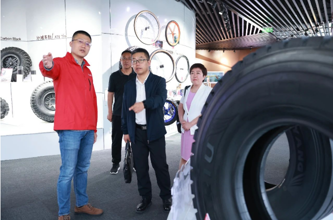 隨后，劉總一行參觀了中策橡膠的未來工廠，深刻感受到數字賦能和智慧制造帶來的新工業浪潮。