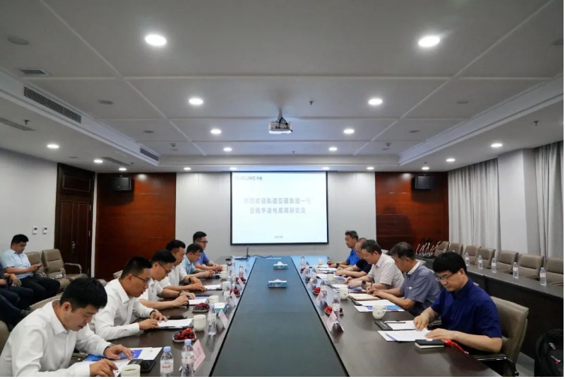 在座談會上，華凌電纜的副總裁兼董事會秘書王飛對外部董事的到來表示熱烈歡迎，并向他們介紹了華凌電纜的發展歷程、公司框架和經營狀況等方面的情況。接著，華凌電纜的副總裁兼銷售總經理董效柱向外部董事匯報了企業的經營發展情況、銷售業績以及未來的工作思路。