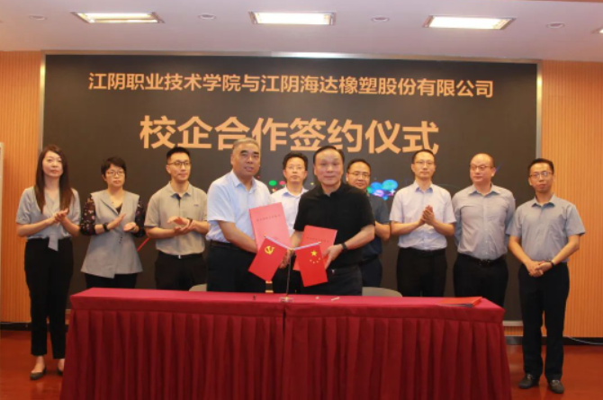 在雙方領導的見證下，錢振宇董事長和張慶堂院長代表雙方共同簽署了校企合作協(xié)議和贊助協(xié)議，確立了雙方在產教融合方面的合作框架。