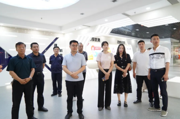 隨后，調研團一行來到華凌電纜的展廳，工作人員向他們介紹了華凌電纜的發展歷程、人才培育、產品研發和企業榮譽等情況。重點介紹了華凌電纜在核電、軌道交通、艦船、特種裝備和新材料等五大領域所取得的成績和貢獻。據工作人員介紹，華凌電纜為了解決行業難點和痛點，引進了白俄羅斯國家科學院的高分子材料技術，并將其進行成果轉化和市場化應用，從而填補了國產電纜材料在高端技術和新材料領域的空白。