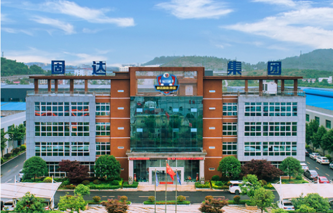 此外，在防火技術方面，固達電纜集團也進行了創新。他們與貴州大學合作，研發出了一種名為“礦物質柔性防火電纜”的產品，填補了國內防火電纜市場的空白。這種電纜采用了無機礦物材料，即使在高溫燃燒條件下，仍能保持線路的通暢，耐火等級符合國家標準和英國耐火標準。