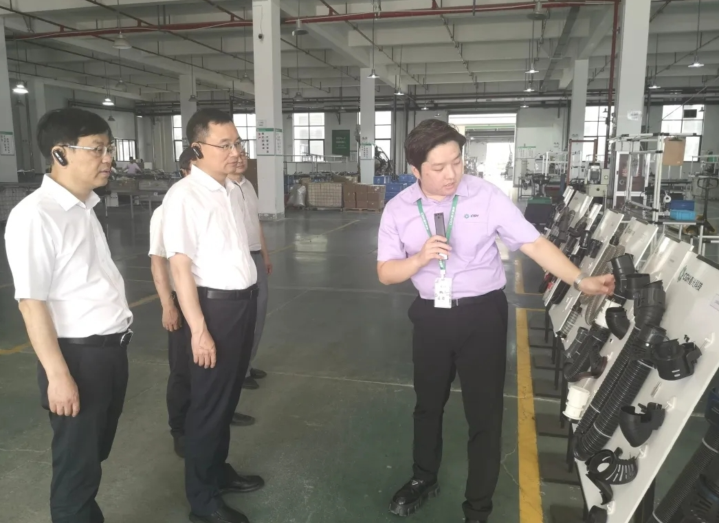 浙江金華市委常委、秘書長李雄偉近日帶領市委改革辦、市應急管理局、市消防救援支隊等單位負責人到金磐開發區進行調研。他實地考察了春光橡塑科技股份有限公司，詳細了解了該企業的生產經營情況，并檢查了安全生產工作。