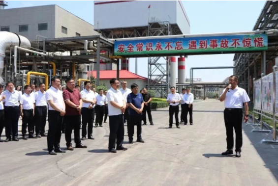 山西省太原市人大常委會(huì)副主任、清徐縣委書(shū)記王劍峰與縣委副書(shū)記、縣長(zhǎng)、清徐經(jīng)濟(jì)開(kāi)發(fā)區(qū)黨工委書(shū)記李福貴帶領(lǐng)考察團(tuán)隊(duì)觀摩山西三強(qiáng)新能源科技有限公司煤基新材料項(xiàng)目的進(jìn)展情況。