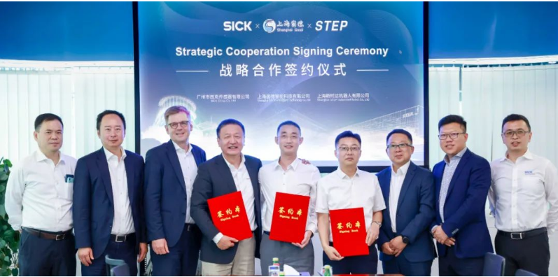 近日，新時達與國際知名傳感器品牌——德國SICK、輪胎激光刻字開創者——崮德智能在上海簽訂戰略合作協議，，旨在推動橡膠輪胎行業的智能制造。