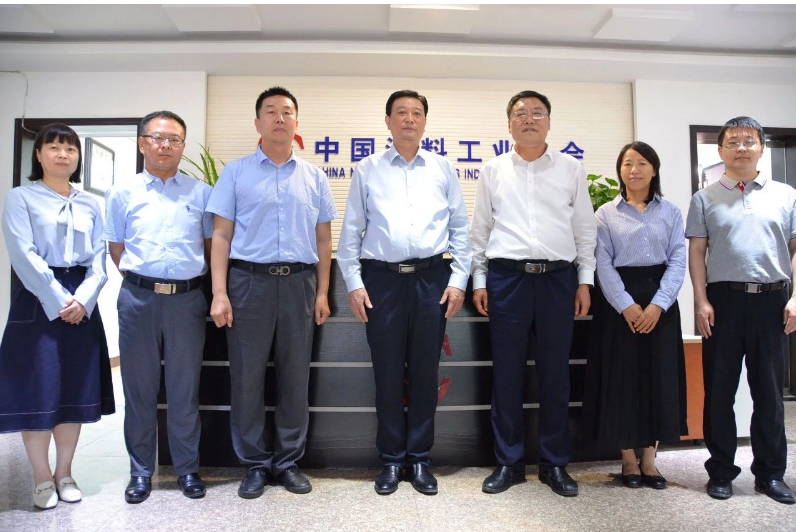 會(huì)議上，雙方還就2023年協(xié)會(huì)相關(guān)會(huì)議活動(dòng)、考察項(xiàng)目等進(jìn)行了交流。與會(huì)人員包括中國(guó)涂料工業(yè)協(xié)會(huì)副會(huì)長(zhǎng)丁艷梅、秘書(shū)長(zhǎng)劉杰，副秘書(shū)長(zhǎng)趙中國(guó)、齊祥昭、樊森、徐艷以及濮陽(yáng)市人大常委會(huì)相關(guān)領(lǐng)導(dǎo)。這次座談會(huì)為雙方進(jìn)一步加強(qiáng)合作提供了寶貴的機(jī)會(huì)。