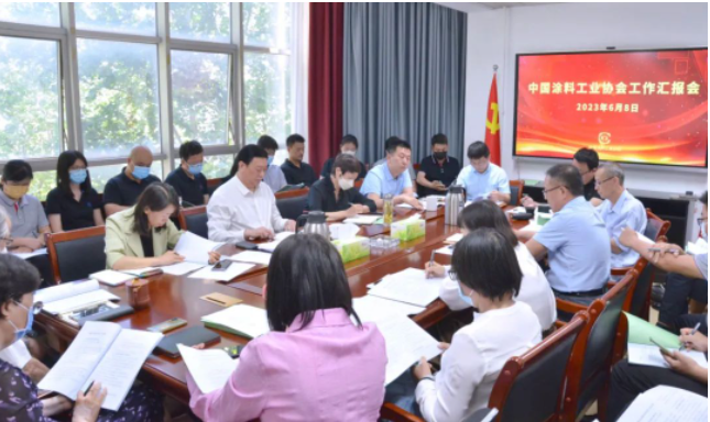 劉普軍會(huì)長(zhǎng)要求下一步工作要有緊迫感，突出重點(diǎn)，做好統(tǒng)籌規(guī)劃，充分履行職責(zé)。他強(qiáng)調(diào)全體協(xié)會(huì)人員應(yīng)團(tuán)結(jié)合作，以高標(biāo)準(zhǔn)、高質(zhì)量完成各項(xiàng)工作任務(wù)，為協(xié)會(huì)工作開創(chuàng)新局面貢獻(xiàn)力量。劉普軍會(huì)長(zhǎng)還對(duì)未來的發(fā)展充滿信心，并呼吁大家共同努力，推動(dòng)中國涂料行業(yè)實(shí)現(xiàn)更加輝煌的發(fā)展。
