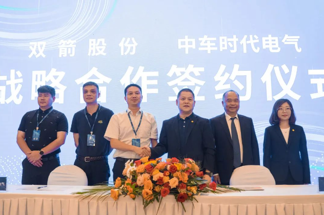 發(fā)布會上，雙箭股份與中車時代電氣簽署了戰(zhàn)略合作協(xié)議。作為輸送帶行業(yè)的領(lǐng)頭企業(yè)，雙箭股份專注于輸送技術(shù)的研發(fā)與應(yīng)用，而中車時代電氣是中國電氣化鐵路裝備事業(yè)的先行者，致力于推動高端裝備產(chǎn)品的智能化發(fā)展。這次戰(zhàn)略合作將為綠色智能運輸領(lǐng)域帶來更多機遇與創(chuàng)新，推動行業(yè)向可持續(xù)發(fā)展方向邁進。
