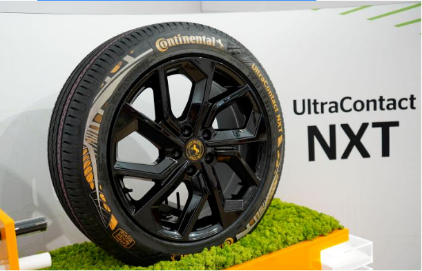 馬牌UltraCo<i></i>ntact NXT輪胎上的特殊標志表示其包含可回收材料，其中包括來自廢棄輪胎的再生橡膠、廢鋼中回收的再利用鋼材，以及從PET塑料瓶中回收的高性能聚酯纖維。而ISCC PLUS質量平衡認證材料則由生物循環原料制成的可持續合成橡膠和炭黑構成。