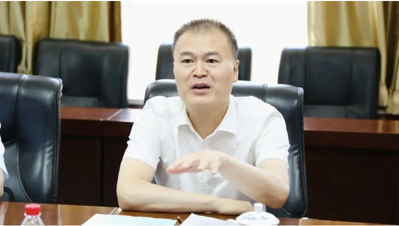 張占成表示，近年來，中鐵裝備與北橡院合作密切，共同推動了超大型隧道工程機械主驅動密封產品的研發，并取得了豐碩成果。考慮到北橡院團隊出色的政治素質和強大的創新能力，中鐵裝備將北橡院選為“廉能合作單位”。今天的簽約儀式標志著雙方的合作進入新階段，開啟了合作發展的新篇章。張占成希望通過戰略合作，共同打造雙方合作的新格局。
