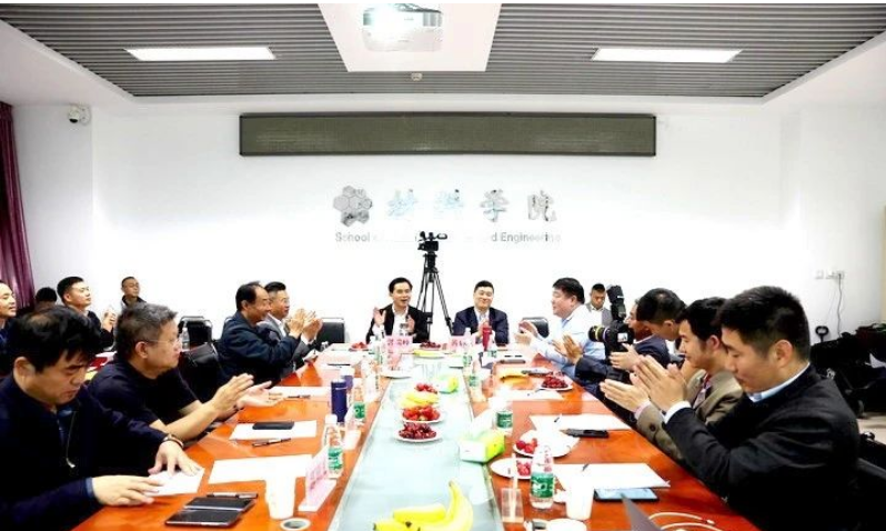 由北京理工大學材料學院主辦的廢舊輪胎受控熱解及高品質炭黑制備技術研討會在北京成功舉行。來自生態環境部固體廢物與化學品管理技術中心、中國環境科學院、南開大學環境科學與工程學院、清華大學能源與動力工程系、中國標準化研究院資源環境分院的相關專家，以及山東菏澤市和單縣相關部門及企業代表，齊聚一堂，就廢舊輪胎轉化利用的現狀、問題與解決方案展開深入研討。
