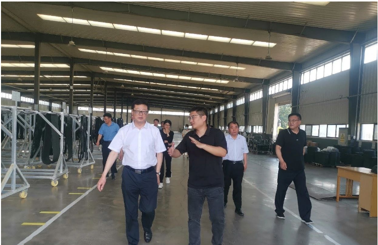 河南省委統戰部副部長楊三忠來到尉氏縣久龍橡塑有限公司進行調研