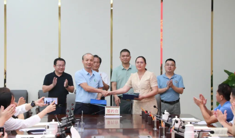 根據合作協議，雙方將集中精力研究天然橡膠全產業鏈的發展方向、布局和定位，重點關注生產、加工、保鮮、儲運和品牌等環節的關鍵技術。此外，他們還將提升一二三產業的融合發展水平，為實現可持續發展和提高農村經濟水平提供支持。