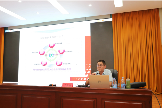 據了解，劉玉成老師針對八億橡膠公司的實際情況，詳細講解了中層管理人員應具備的安全管理方面的知識、技能以及如何提升他們的安全管理能力。他對公司的安全管理工作提出了一系列建議和要求，包括制定完善的安全管理制度、加強隱患排查和整改、加強事故應急預案的編制和演練等。
