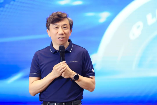 玲瓏輪胎副總裁于航結(jié)合會議主題介紹了他們即將實施的“四全三新”規(guī)劃。為幫助經(jīng)銷商在市場上取得突破，玲瓏輪胎將從產(chǎn)品、渠道、價值、品牌四個方面全面布局，注入新的銷售動力，不斷更新產(chǎn)品、渠道和能力，以企業(yè)實力推動銷售力的提升，進而提升企業(yè)整體實力，形成強大的廠商聯(lián)動服務(wù)市場的模式。