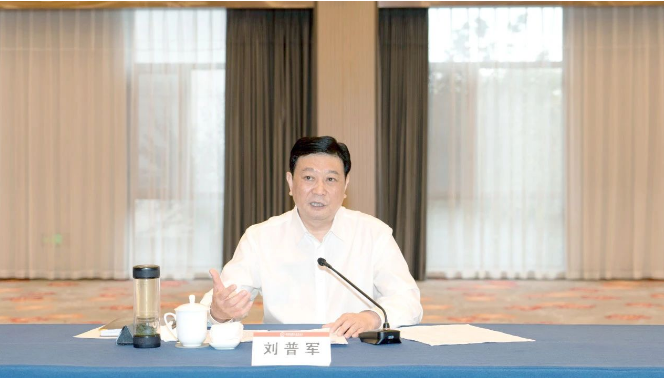 會議期間，中國涂料工業協會會長劉普軍在致辭中強調了標準化工作委員會和政策法規工作委員會對涂料行業發展的積極作用。劉普軍指出，團體標準的發展為構建綠色制造標準體系、規范國內涂料產品市場、推動行業綠色低碳高質量發展作出了重要貢獻。同時，政策法規工作委員會在參與國家層面政策法規制定、掌握國際最新政策動態等方面也起到了積極作用，并為國家正確決策提供了重要依據。