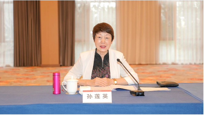 會議總結中，中國涂料工業協會名譽會長孫蓮英指出，2022年兩個委員會的工作成果突出，各位委員為行業做出了值得表揚的努力。然而，面對前所未有的壓力，行業面臨更加艱巨的任務。孫蓮英鼓勵委員們繼續努力，專注于眼前的工作，并強調重要工作的堅持和目標，以實現黨的二十大提出的高質量發展和人民美好生活的愿景。