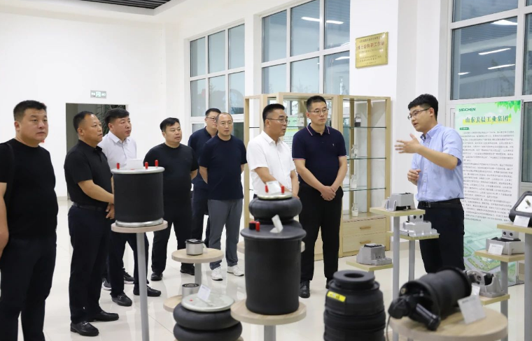 隨后，葉永興一行參觀了美晨工業(yè)集團(tuán)的黨群文化長(zhǎng)廊、產(chǎn)品展廳、生產(chǎn)現(xiàn)場(chǎng)和研發(fā)中心。他們對(duì)公司取得的成就和發(fā)展給予了高度認(rèn)可，并對(duì)美晨工業(yè)集團(tuán)的發(fā)展前景表示了期待。