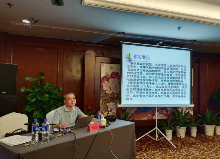 市應(yīng)急管理局李振湖二級調(diào)研員作了題為《吸取事故教訓(xùn)，做好安全防范工作》的專題授課。他從近年來全國發(fā)生的典型安全事故案例入手，生動地講解了企業(yè)如何落實安全責任，并重點解讀了今年市應(yīng)急管理局的幾項安全行動。參訓(xùn)人員通過他的講解，進一步了解到安全生產(chǎn)的重要性和嚴峻性，切實承擔起責任，做好“防風險、保安全、迎亞運”等各項工作。