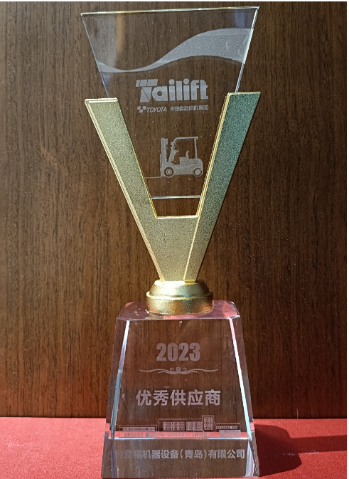 喬遷慶典儀式上，正新廈門集團四輪營銷中心總監李清東先生代表公司領取了該殊榮，并與臺勵福集團創始人林溪文先生熱情交流。雙方對合作的深入發展表達了共同的期望。