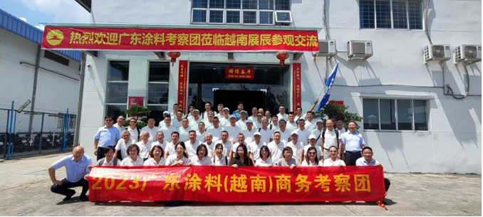 下午，考察團抵達越南展辰，受到了展辰董事長陳冰、越南展辰總經理李旭汕和越南展辰常務副總經理王波的熱情歡迎。陳冰代表協(xié)會和展辰新材簡要介紹了越南展辰的情況。越南展辰是展辰新材在海外投資的第一個工廠，主要生產油性涂料和UV涂料，廣泛應用于套房家具和櫥柜領域。據介紹，越南展辰已成為展辰國際化的重要窗口，近年來營業(yè)額逐年增長，2022年銷售規(guī)模已超過2億，員工人數超過150人，其中中籍員工50余人，越籍員工100余人。