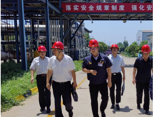 河北省總勞動和經濟工作部二級調研員郝建良與勞動和經濟工作部副部長董亮日前前往河北邯鄲市黑貓炭黑有限公司，對該公司舉辦的“防風險、查隱患、保安全”安全生產百日競賽活動進行了調研。