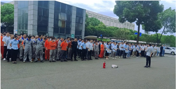 為了進(jìn)一步提升全員的應(yīng)急逃生能力和安全操作技能，提高企業(yè)的應(yīng)急綜合水平，建新各單位結(jié)合實(shí)際生產(chǎn)情況，開展了各類形式的現(xiàn)場應(yīng)急演練和消防技能比武。通過實(shí)戰(zhàn)演練，員工們學(xué)習(xí)了事故風(fēng)險(xiǎn)征兆、預(yù)防措施、應(yīng)急措施和急救知識。