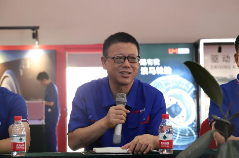 會議伊始，浪馬輪胎總經理金永生熱烈歡迎前來參會的核心客戶，并衷心感謝他們多年來對途順輪胎的信任、支持和合作。金總強調，浪馬輪胎始終致力于做全鋼胎的發展戰略，秉持著做專、做精、做強、做久的理念。他強調了以市場和客戶為中心的重要性，將發現客戶需求和滿足客戶需求作為客戶服務工作的核心，希望繼續與合作伙伴攜手合作，準確聚焦超細分市場，為客戶創造更大的價值。