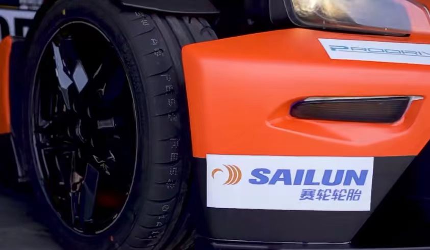 吉利銘泰集團(tuán)全新賽事IP——MINTIMES GP銘泰大賽車旗下的KTM X-BOW CUP賽事如火如荼地開(kāi)賽。作為官方指定輪胎，賽輪PD系列半熱熔輪胎為車手們的競(jìng)速之旅提供了強(qiáng)大的動(dòng)力，憑借超強(qiáng)的抓地力和極致的操控性，為現(xiàn)場(chǎng)觀眾奉獻(xiàn)了一場(chǎng)兼具速度與激情的視覺(jué)盛宴。