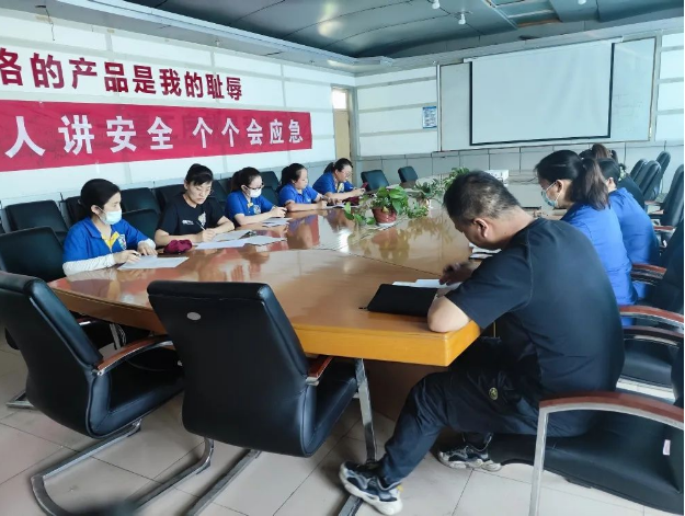 活動伊始，集團副總趙新利和安全總監孫明國相繼參加了各工廠的“安全生產月”動員大會，并發表了重要講話。會議結束后，與會人員紛紛在橫幅上簽名，標志著“安全生產月”活動正式拉開序幕。隨后，華盛橡膠集團的各個工廠相繼舉行了盛大的啟動儀式。