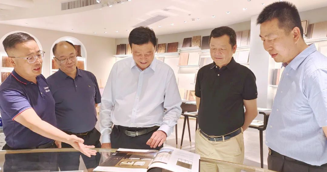 中國涂料工業協會會長劉普軍率領代表團于近日對宣偉-華潤涂料研發中心進行了考察訪問。宣偉熱情接待了劉普軍會長及其隨行人員，期間詳細介紹了宣偉-華潤涂料的發展情況。