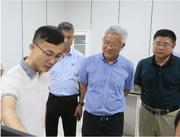 臨工重機副總經理李連剛、王仁賓，總經理助理盧立強，數字化研究院院長童偉，高機制造技術研究院院長劉志軍，礦機制造技術研究院院長蔣周偉，生產綜合部經理劉月昌，金利集團董事長徐小龍，副總裁王玉寶，油缸制造部部長李夢龍共同參觀了賽輪集團。這次參觀為雙方進一步加強合作提供了重要的契機。