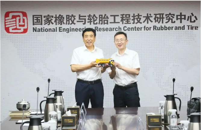 黃建峰表示，三一集團與國橡中心在注重創新、研發和市場拓展方面有許多相似之處。雙方通過持續不斷的努力，推動著各自領域的前進。黃建峰認為，未來雙方合作的空間非常巨大，前景也十分廣闊。