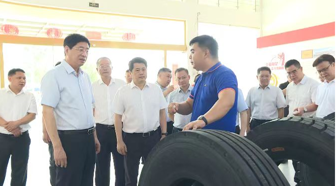 廣西自治區人大常委會副主任、桂林市委書記周家斌率自治區調研服務小組一行，于7月13日蒞臨廣西新桂輪橡膠有限公司(簡稱：新桂輪公司)進行考察調研。
