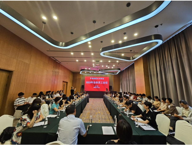 雷昌純主持了7月14日召開的全體員工會議，隨后乳膠分會秘書長凃燕玲、橡膠制品分會秘書長宋巖、膠鞋分會秘書長王剛、骨架材料專業(yè)委員會秘書長于濤，分別進行了交流發(fā)言。