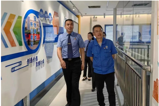貴州省貴陽(yáng)市修文縣人民檢察院黨組書(shū)記、檢察長(zhǎng)周倫率領(lǐng)團(tuán)隊(duì)一行，對(duì)貴州輪胎股份有限公司進(jìn)行了實(shí)地走訪。
