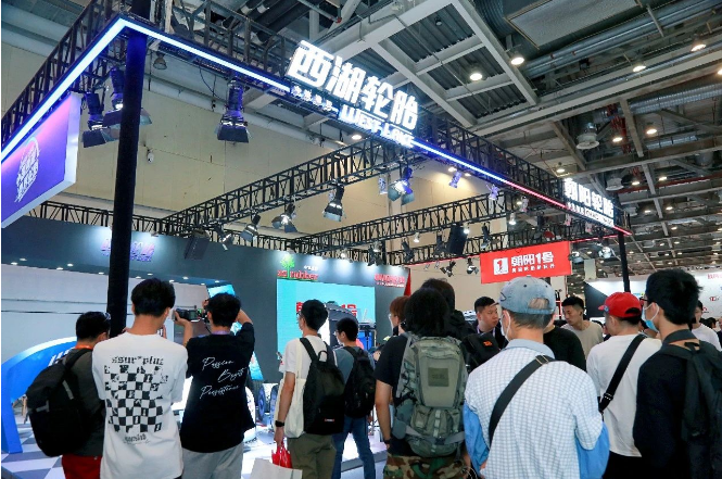 除了傳統(tǒng)汽車領域的產品，朝陽、西湖旗下的1號EV PRO也在展會首次展出，作為面向高端新能源市場推出的旗艦系列輪胎，1號EV PRO集結科技智慧，重新定義性能高度，外形出眾，性能非凡，實力圈粉展會現(xiàn)場觀眾。