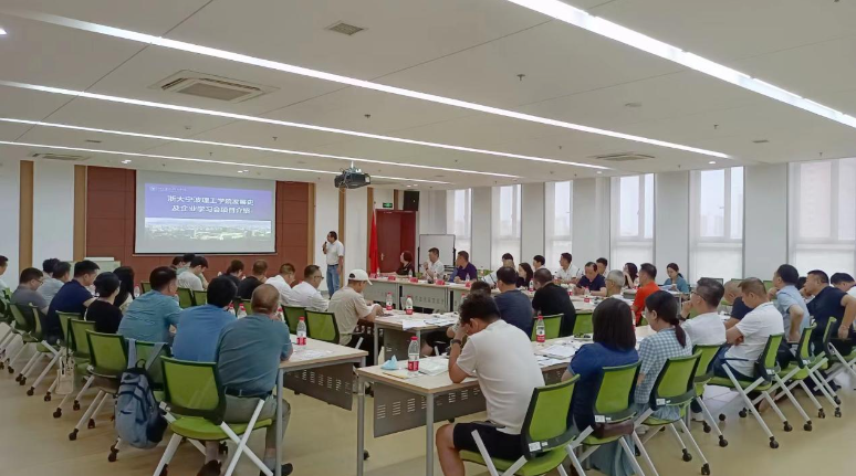 在本次會議上，浙大寧波理工學院的郝志丹主任為與會企業家們分享了《學院發展史及企業學習會項目介紹》的專題內容，進一步加深了他們對于在當前新經濟形勢下，練好內功是企業穩步發展的基礎的認識，從而助推企業發展。