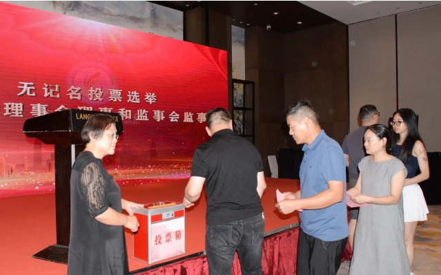 在第二階段的商會四屆一次理事會、監事會會議中，代表們進一步審議通過了第四屆理事會、監事會選舉辦法，其中包括選舉產生第四屆理事會會長單位、副會長單位、理事單位以及監事長和秘書長名單。投票結果由大會總監票人宣布。
