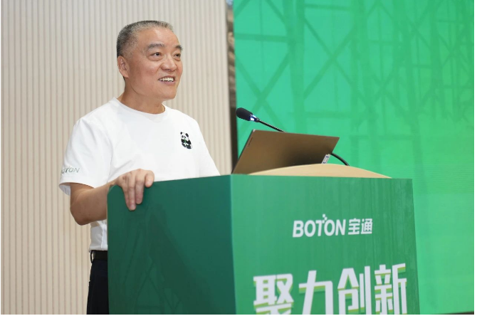 寶通科技董事長包志方在致辭中強(qiáng)調(diào)了寶通在全球化戰(zhàn)略下取得的成就和全球合作的重要性。他指出，可持續(xù)發(fā)展已成為寶通使命的核心要素和戰(zhàn)略的重要組成部分。在講話中，包總還談到了全球氣候變化、資源短缺等挑戰(zhàn)，以及政府和國際組織對(duì)可持續(xù)發(fā)展的重視。他強(qiáng)調(diào)了供應(yīng)鏈可持續(xù)發(fā)展的重要性，強(qiáng)調(diào)只有與所有利益相關(guān)方一道，齊心協(xié)力，深度協(xié)同，互相賦能，以更可持續(xù)的科技與商業(yè)行為，才能提升供應(yīng)鏈整體質(zhì)量，開創(chuàng)更新的格局。