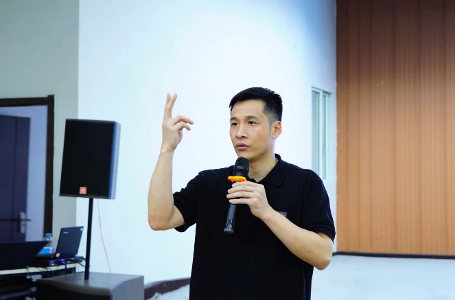 集團輪胎事業部梅總在會上用實際業績數據肯定了各公司上半年的辛勤努力，同時明確指出了未來工作需要提升的方向和具體目標。他強調要打開和升級思維，多角度思考行動，并在正確的方向中以激進的方式去突破，找出更高效、更優質的工作方法。