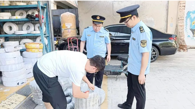 ，膠州市市場監管局正在積極采取多項措施，旨在推動全市電線電纜行業的行風建設和產品質量的安全意識。針對此目標，該局從壓緊壓實企業責任、加強監督檢查、強化質量控制、普法宣傳和綜合監管等方面入手，全力推進電線電纜行業的良性發展。