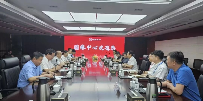 雙方就賽輪(濰坊)工程輪胎生產(chǎn)項(xiàng)目進(jìn)行了磋商，深入探討了項(xiàng)目落地的具體細(xì)節(jié)，并對(duì)未來(lái)合作事宜展開(kāi)了交流。