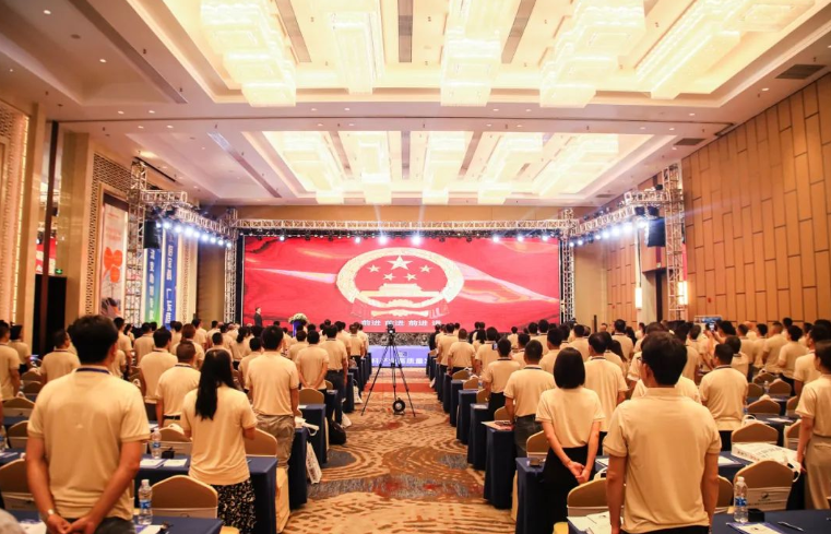 以“守正創新 提質增效”為主題的2023廣東涂料產業高質量發展大會暨廣東省涂料行業協會第九屆第三次會員代表大會在江門鶴山福朋喜來登酒店盛大舉行。來自廣東省工業與信息化廳材料處、應急管理廳?；幰约巴苛闲袠I協會等領導，以及行業各理事單位、會員單位、涂料行業媒體代表等近500人參加此次盛會，共同探討廣東涂料產業的高質量發展之路。