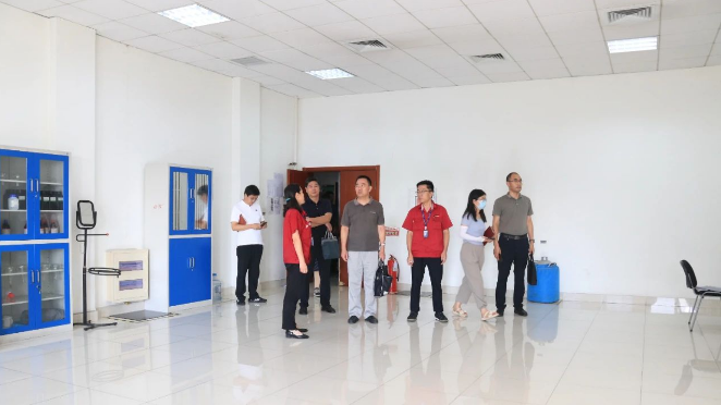 山東省東營(yíng)市科技局四級(jí)調(diào)研員王新俊，市科技局農(nóng)社科科長(zhǎng)、機(jī)關(guān)黨委負(fù)責(zé)人楊行德，市科技局高新科負(fù)責(zé)人馬向明等領(lǐng)導(dǎo)到萬(wàn)達(dá)寶通輪胎公司進(jìn)行了深入調(diào)研和指導(dǎo)工作。墾利區(qū)科技局黨組書(shū)記、局長(zhǎng)張鵬，區(qū)科技局研究室主任張芳芳陪同。