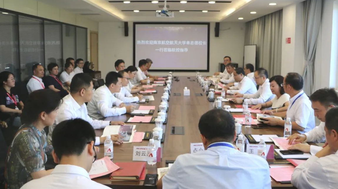 日前，中國南京航空航天大學校長兼中國工程院院士單忠德一行蒞臨軟控股份有限公司(簡稱：軟控)進行參觀交流。軟控董事長兼總裁官炳政與副總裁王志明等熱情接待了這次重要訪問。