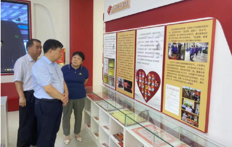 孫國才一行在參觀了金久龍公司的“五心先鋒”展廳后，聽取了該金久龍公司黨委書記兼總經理王運紅對企業情況的介紹，詳細了解了金久龍公司發展歷程、生產經營、技術創新以及人才需求等方面的詳細介紹。王運紅對金久龍公司取得的杰出業績感到自豪，并表示公司將堅持創新發展，為開封市高質量發展貢獻更大力量。