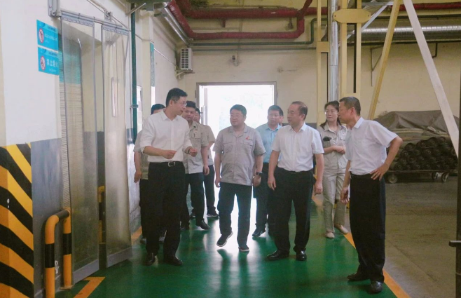 陜西省國資委黨委委員、副主任汪亮，二級巡視員白宏偉一行到陜西延長石油西北橡膠有限公司，開展了一次緊要的安全生產和生態環保專項督導調研。此次調研旨在深入了解西橡公司在安全生產和環保方面的情況，推動綠色低碳發展戰略的貫徹落實。