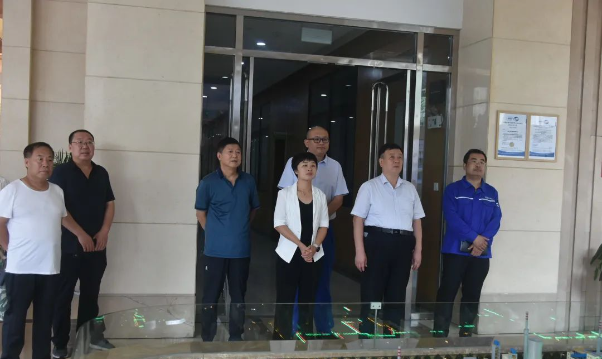 河津市政協副主席呂平率調研團隊一行于8月11日上午到西安侖化工有限公司調研。參與此次調研的還有僧樓鎮黨委書記劉曉霞、安侖化工生產副總孟慶鐸等。
